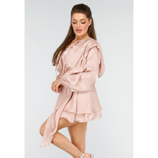 Schickes rosa Kleid mit Schleife und Puffärmeln