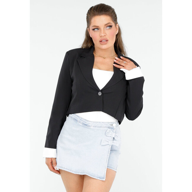 Modische schwarze Crop-Blazer-Jacke mit weißen Manschetten