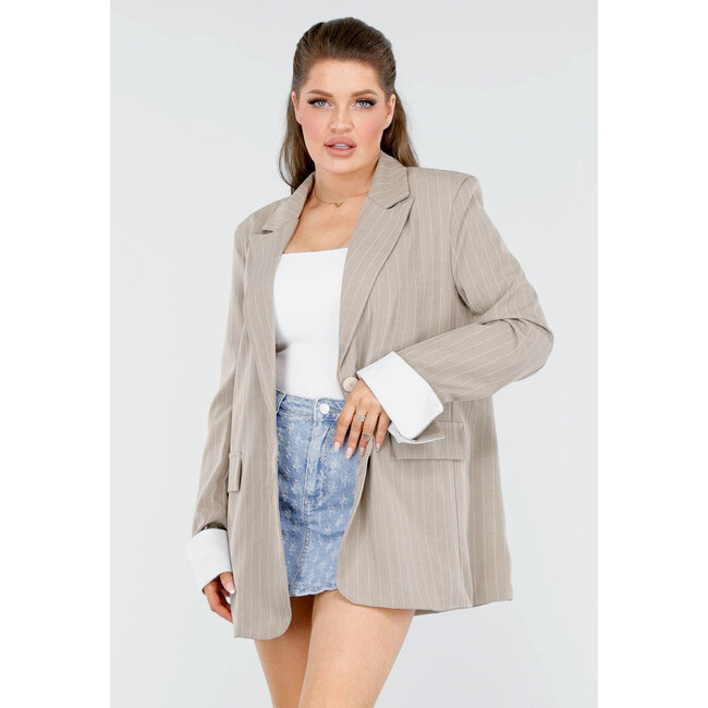 Taupefarbener übergroßer Blazer mit Nadelstreifen und weißen Manschetten