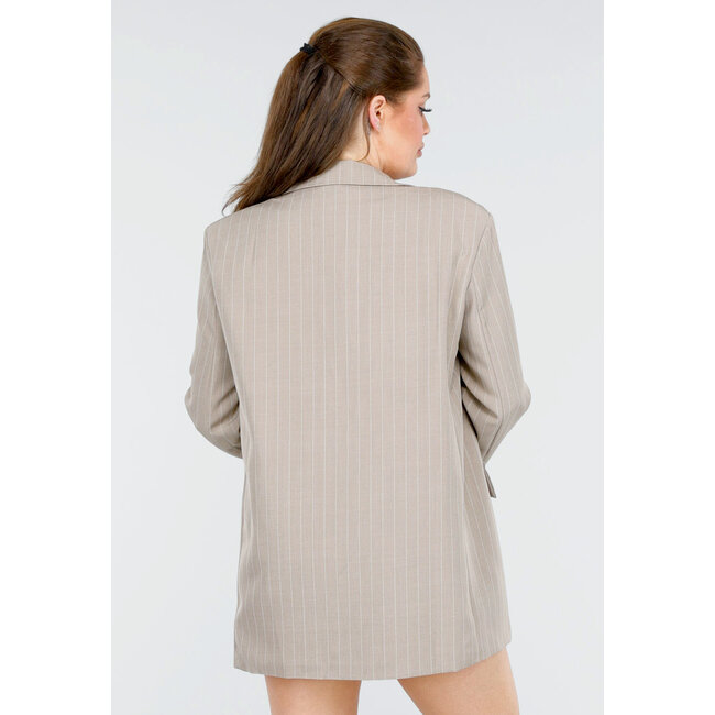 Taupefarbener übergroßer Blazer mit Nadelstreifen und weißen Manschetten