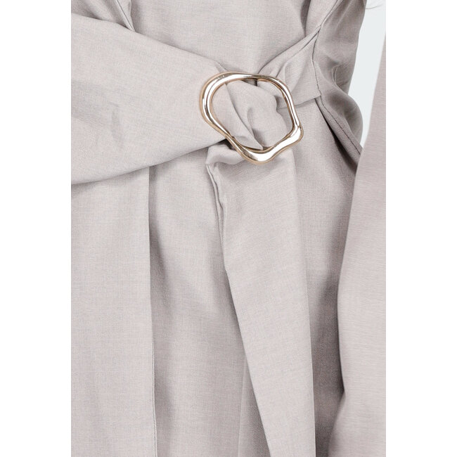 Eleganter, taillierter grauer Blazer mit Gürtel und goldfarbener Schnalle