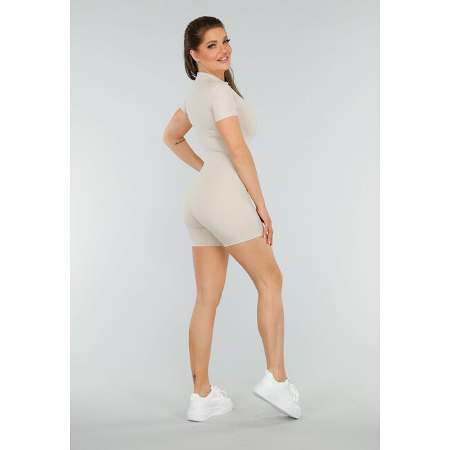 Stylischer beigefarbener Sportanzug mit Reissverschluss