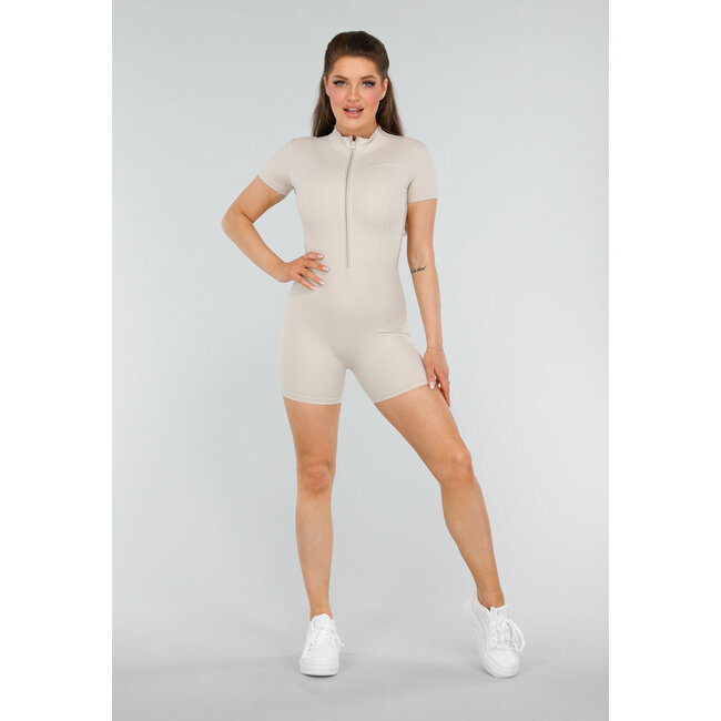 Stylischer beigefarbener Sportanzug mit Reissverschluss