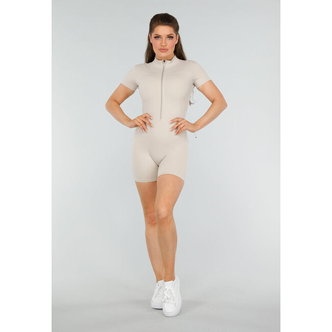 Stylischer beigefarbener Sportanzug mit Reissverschluss