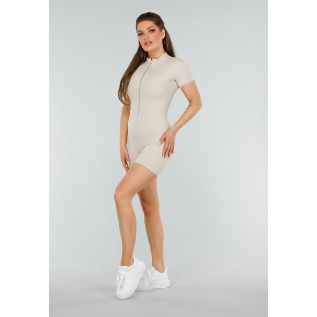 Stylischer beigefarbener Sportanzug mit Reissverschluss