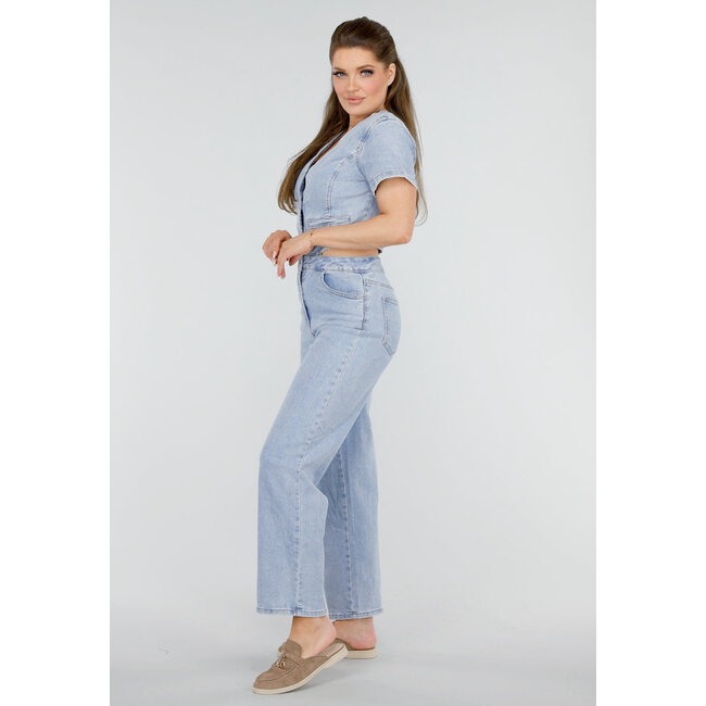 Denim-Jumpsuit mit Ausschnitten, kurzen Ärmeln und Knöpfen