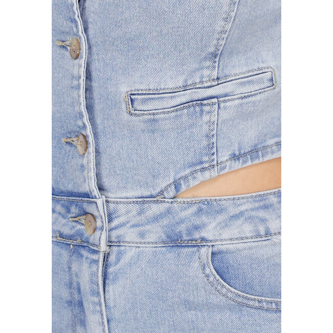 Denim-Jumpsuit mit Ausschnitten, kurzen Ärmeln und Knöpfen