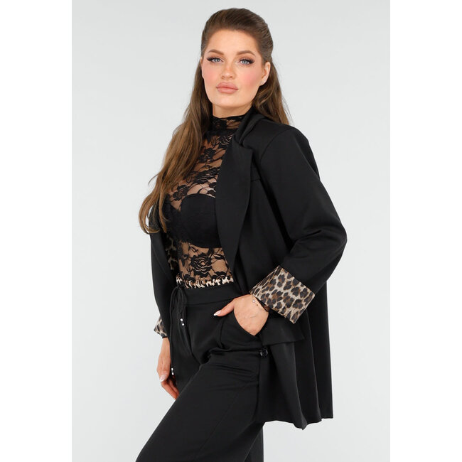 Eleganter schwarzer Anzug mit Leopardenmuster-Akzenten