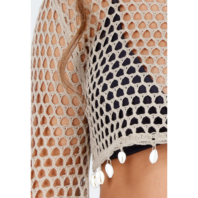 Hellbeiger langärmeliger Bolero aus Fischnetz mit Kauri-Muscheln
