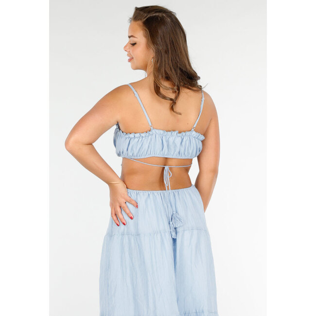 Hellblaues Maxikleid mit Spaghetti-Trägern und Raffungen