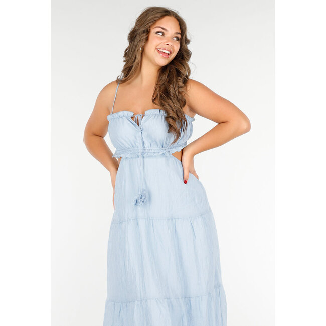 Hellblaues Maxikleid mit Spaghetti-Trägern und Raffungen