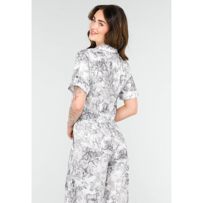 Stylisches Set in Schwarz-Weiß mit übergroßer Bluse und langer Hose mit geradem Bein