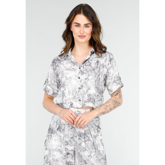 Stylisches Set in Schwarz-Weiß mit übergroßer Bluse und langer Hose mit geradem Bein