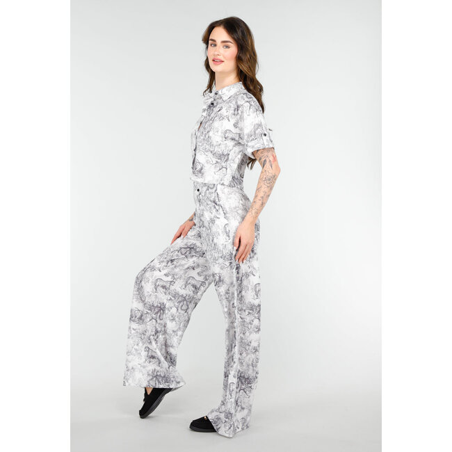 Stylisches Set in Schwarz-Weiß mit übergroßer Bluse und langer Hose mit geradem Bein