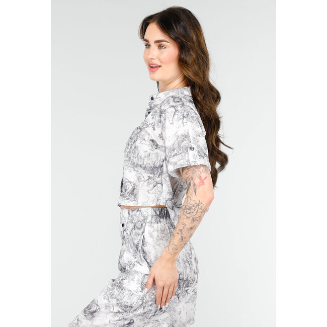 Stylisches Set in Schwarz-Weiß mit übergroßer Bluse und langer Hose mit geradem Bein