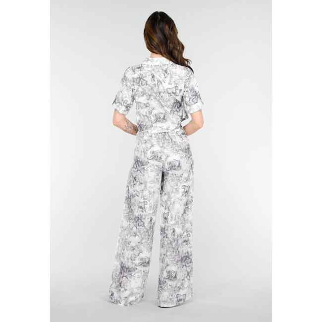 Stylisches Set in Schwarz-Weiß mit übergroßer Bluse und langer Hose mit geradem Bein