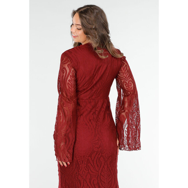 Rotes langes Spitzenkleid mit hohem Schlitz
