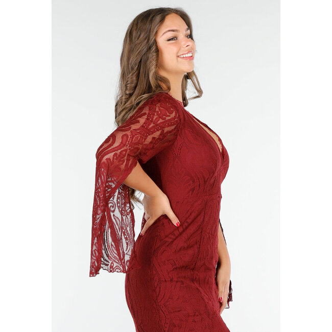 Rotes langes Spitzenkleid mit hohem Schlitz