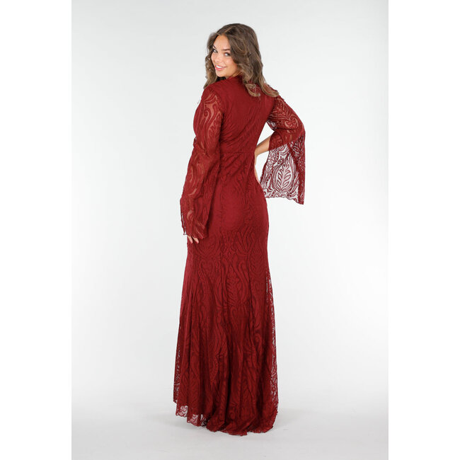 Rotes langes Spitzenkleid mit hohem Schlitz