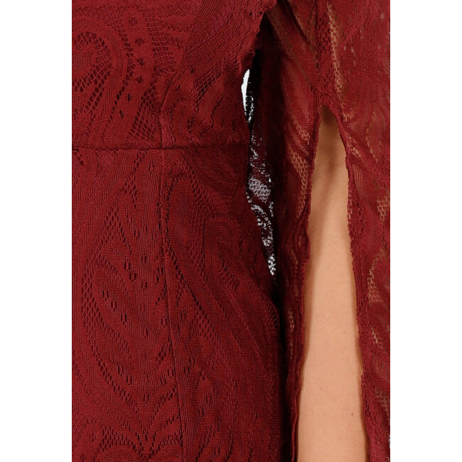 Rotes langes Spitzenkleid mit hohem Schlitz