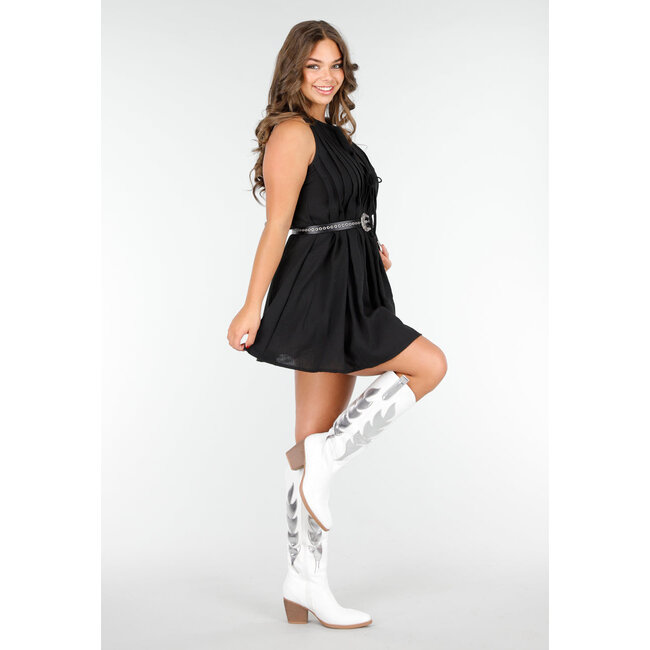 Stylisches schwarzes Sommerkleid mit Schnüren und Falten