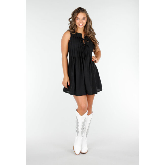 Stylisches schwarzes Sommerkleid mit Schnüren und Falten