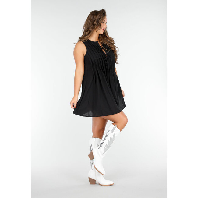 Stylisches schwarzes Sommerkleid mit Schnüren und Falten