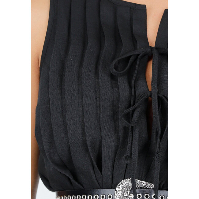 Stylisches schwarzes Sommerkleid mit Schnüren und Falten