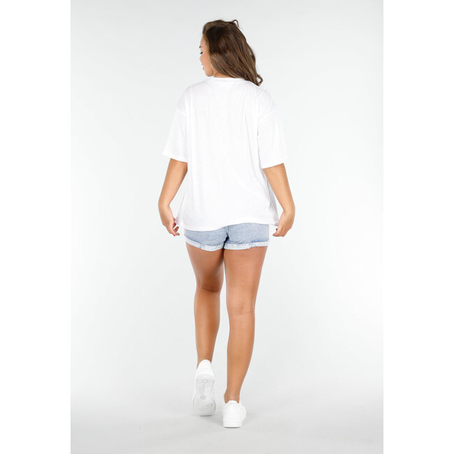 Weißes T-Shirt mit rotem Bikini-Aufdruck für einen verspielten Look
