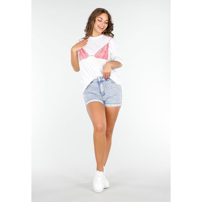 Weißes T-Shirt mit rotem Bikini-Aufdruck für einen verspielten Look
