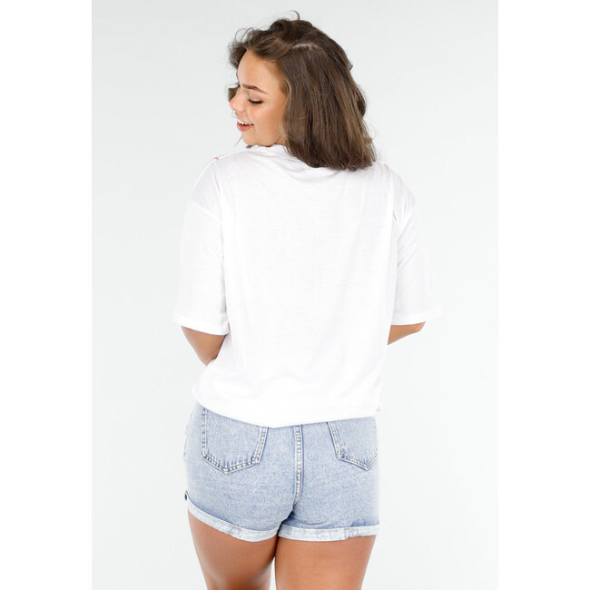 Weißes T-Shirt mit rotem Bikini-Aufdruck für einen verspielten Look
