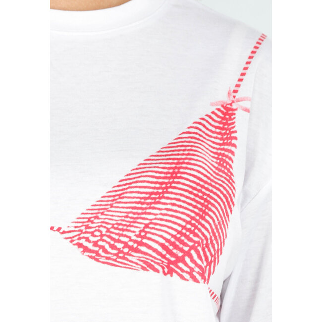 Weißes T-Shirt mit rotem Bikini-Aufdruck für einen verspielten Look