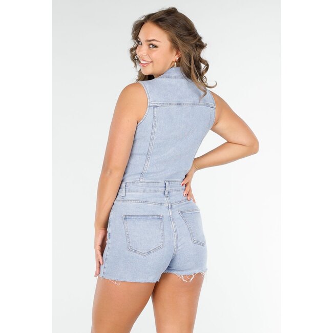 Hellblauer Denim Playsuit mit Knöpfen und Shorts