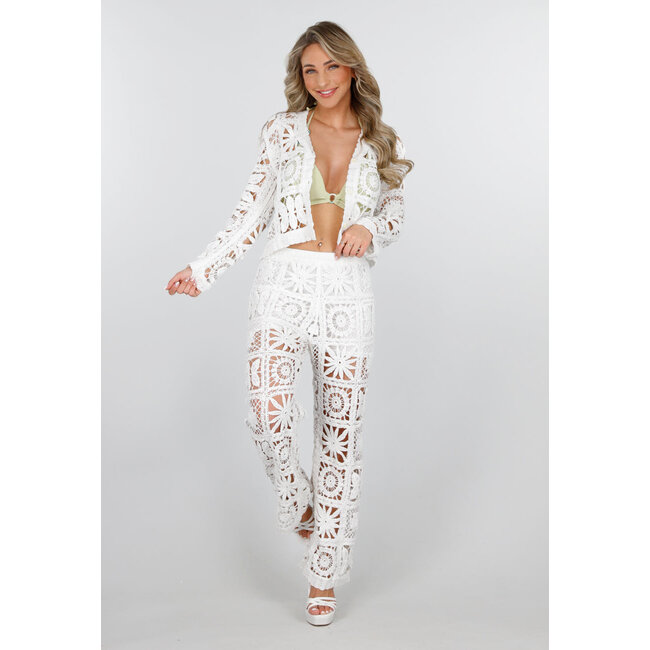 Gehäkeltes weißes zweiteiliges Set mit Weste und Hose