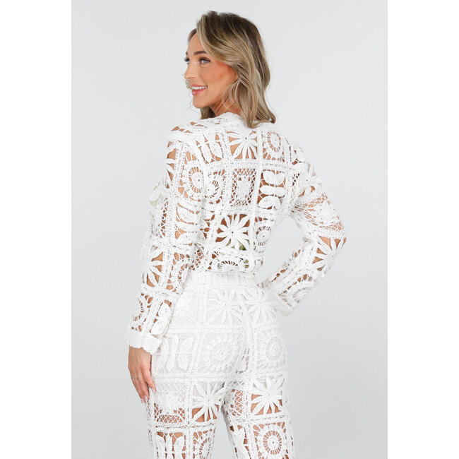 Gehäkeltes weißes zweiteiliges Set mit Weste und Hose