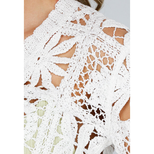 Gehäkeltes weißes zweiteiliges Set mit Weste und Hose