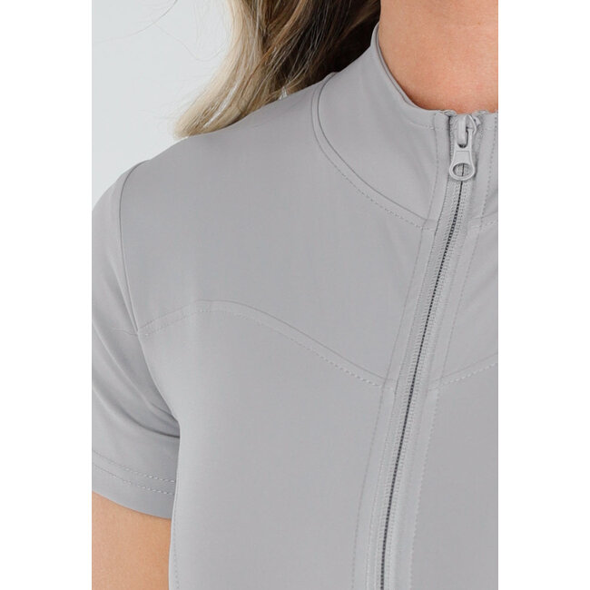 Taillierter grauer Stretch-Sport-Overall mit kurzen Ärmeln und Reißverschluss