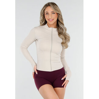 Taillierte beigefarbene Sportstrickjacke mit Daumenlöchern