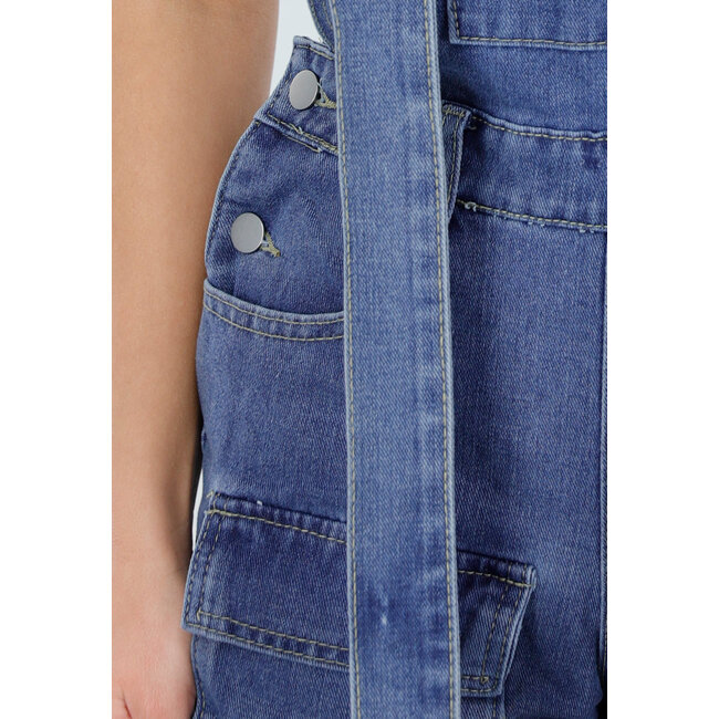 Blauer Stretch-Cargo-Spielanzug mit offenem Rücken und Strapsen