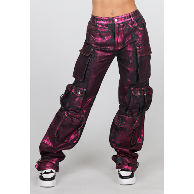 Schwarze Cargo-Jeans mit rosa Metallic-Beschichtung und Taschen