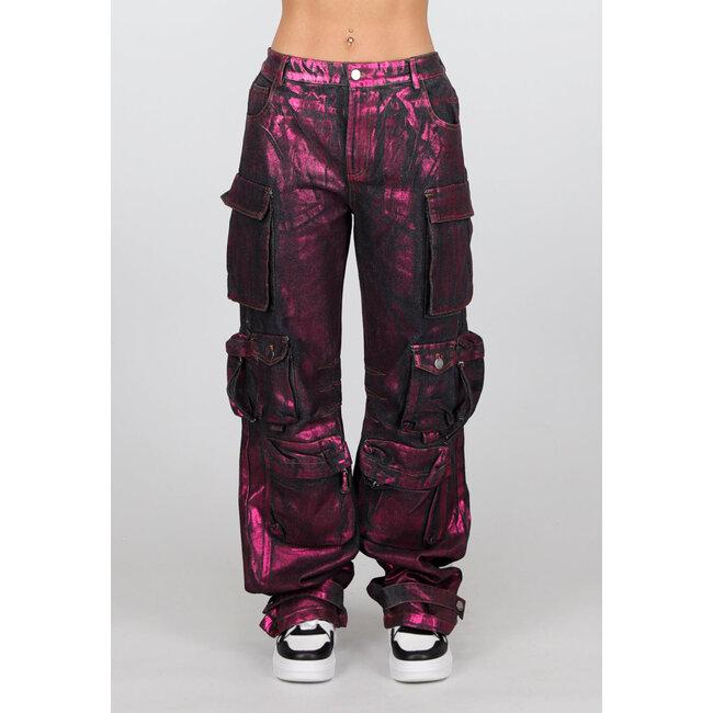 Schwarze Cargo-Jeans mit rosa Metallic-Beschichtung und Taschen