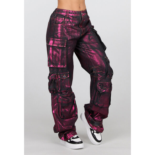 Schwarze Cargo-Jeans mit rosa Metallic-Beschichtung und Taschen