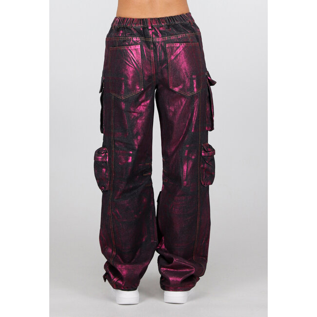 Schwarze Cargo-Jeans mit rosa Metallic-Beschichtung und Taschen