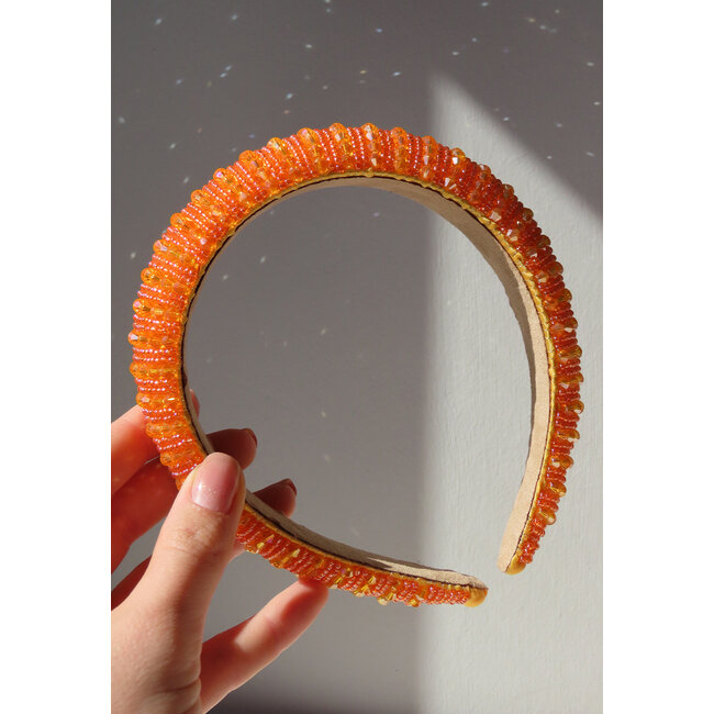 Orangefarbenes Stirnband mit Perlen