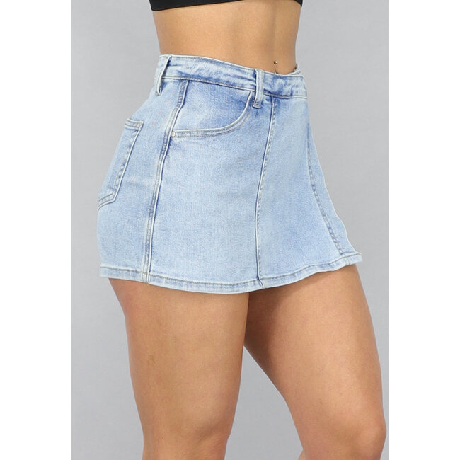 Hellblauer Denim-Skort mit Revers
