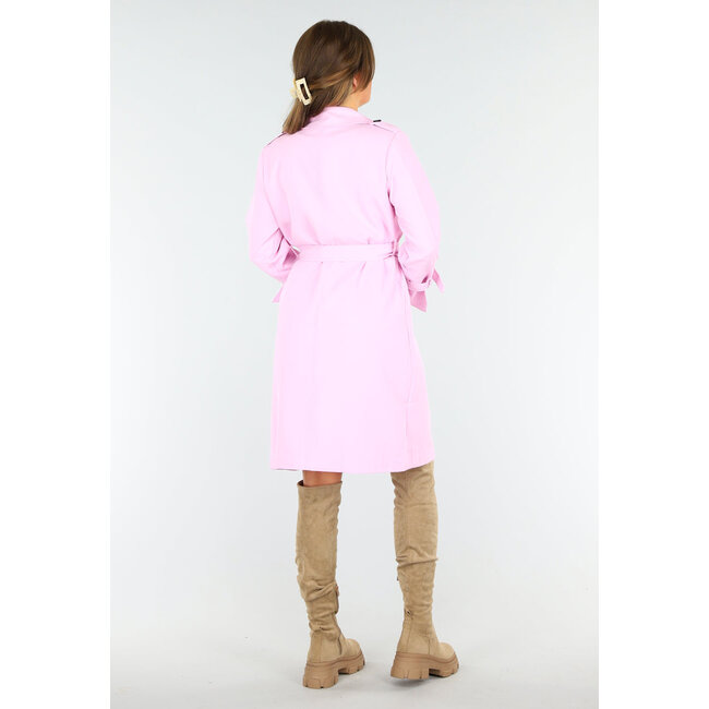 Hellrosa Trenchcoat mit Schnallendetail und Knopf- und Schleifenverschluss