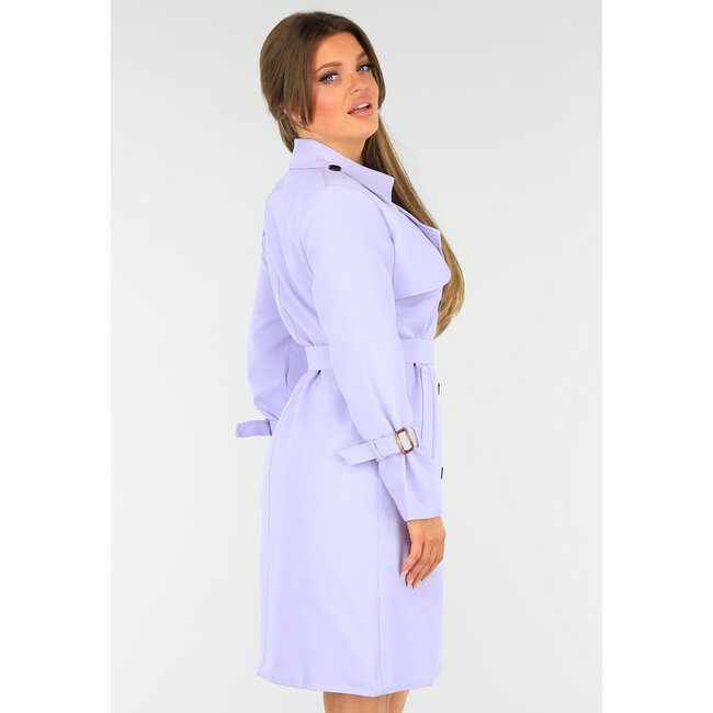 Fliederfarbener Trenchcoat mit geknöpftem Verschluss