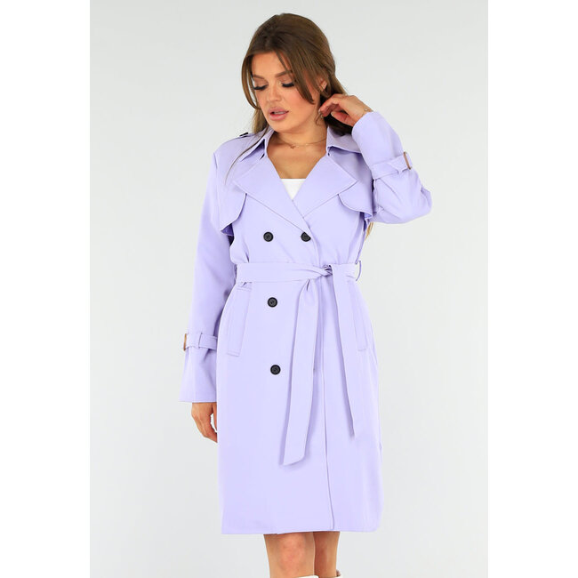 Fliederfarbener Trenchcoat mit geknöpftem Verschluss