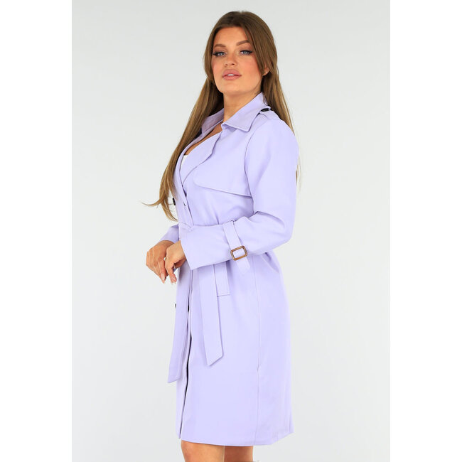 Fliederfarbener Trenchcoat mit geknöpftem Verschluss