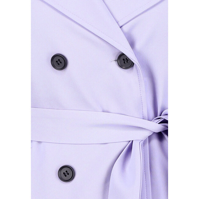 Fliederfarbener Trenchcoat mit geknöpftem Verschluss